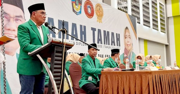 Rektor UMI Motivasi Wisudawan Fakultas Sastra dan Akademi Bahasa Asing