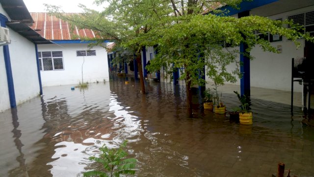 Kondisi SMP Negeri 19 Makassar tergenang air, Jumat (27/5).