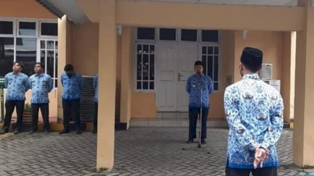Kepala Dinas Komunikasi dan Informatika (Diskominfo) Makassar, Mahyuddin memimpin pelaksanaan upacara Hari Kedisiplinan Nasional, Senin (17/1).