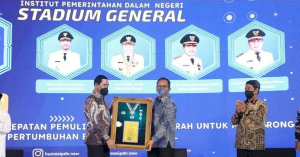 Wali Kota Makassar Terima Penghargaan Kartika Pamong Praja Muda IPDN