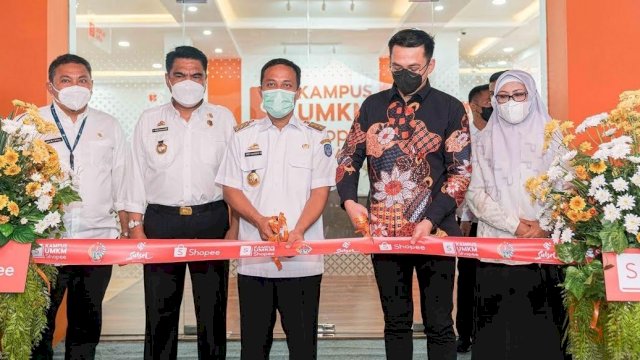 Gubernur Sulsel, Andi Sudirman Sulaiman bersama Head of Government Affairs Shopee Indonesia Ade Mulya meresmikan Kampus UMKM Shopee di Kota Makassar, Rabu (18/5). || ist