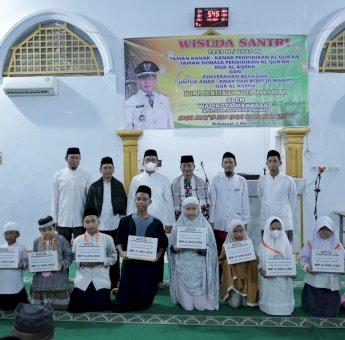 Danny Serahkan Beasiswa Anak-Anak dan Remaja Masjid Nur Al-Aqsa
