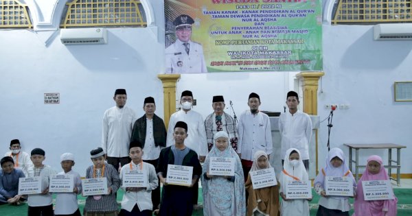 Danny Serahkan Beasiswa Anak-Anak dan Remaja Masjid Nur Al-Aqsa