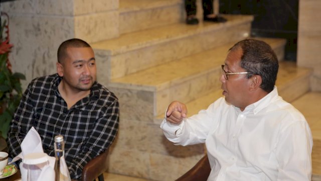 Wakil Gubernur Sumatera Barat Audy Joinaldy (kiri-baju hitam) berbincang dengan Wali Kota Makassar Moh Ramdhan Pomanto (kanan-baju putih)