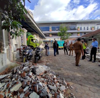 Toko Agung Bongkar Pagar Beton yang Berdiri di Badan Jalan Usai Tiga Kali Kena Teguran