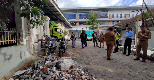 Toko Agung Bongkar Pagar Beton yang Berdiri di Badan Jalan Usai Tiga Kali Kena Teguran