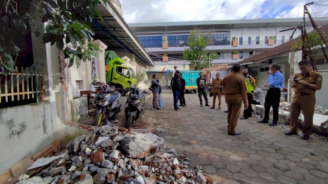 Toko Agung Bongkar Pagar Beton yang Berdiri di Badan Jalan Usai Tiga Kali Kena Teguran