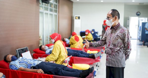 Puluhan Pegawai PDAM Ikut Donor Darah di PMI Sulsel