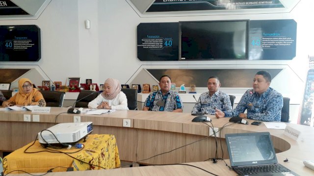Balitbangda melaksanakan seminar kemajuan PT Makassar Incorporated di Ruang Laboratorium Inovasi, Balai Kota Makassar, Jumat (17/6)