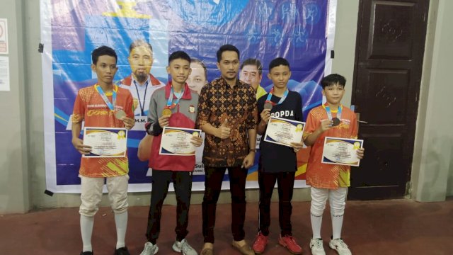 Kepala Dispora Makassar, Andi Pattiware bersama atlet anggar peraih medali di Popda Sulsel 