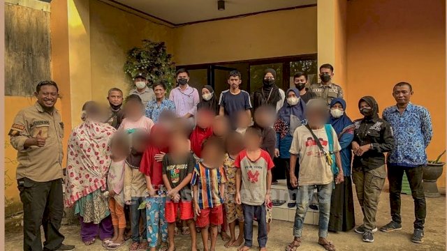 Belasan anak jalanan, gelandangan, dan pengemis berhasil diamankan saat TRC Dinsos melakukan patroli di beberapa ruas jalan di Kota Makassar, Jumat (17/6)