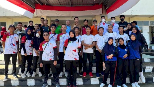Kepala Dispora Makassar, Andi Pattiware foto bersama dengan atlet kontingen Makassar yang akan berlaga di Popda Sulsel