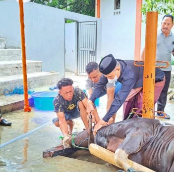 Civitas Akademika UNM Salat IdulAdha 1443 Hijriah di Pelataran Menara Phinisi, Sembelih 56 Ekor Sapi