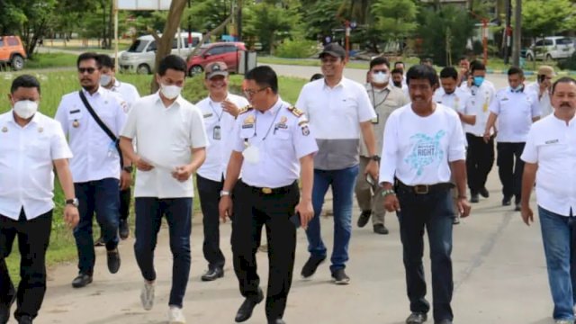 Kepala Dispora Makassar Andi Pattiware bersama Asisten I Kota Makassar Muh Yasir mengunjungi kawasan pembangunan Makassar Core City of Arena, Januari 2022, lalu