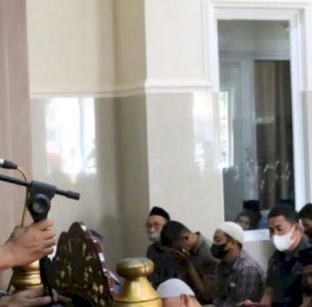 Usai Shalat Subuh Berjamaah, Camat Tallo Tekankan Jagai Anakta