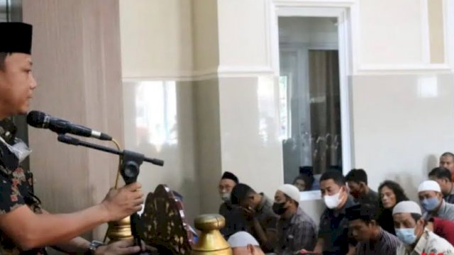 Usai Shalat Subuh Berjamaah, Camat Tallo Tekankan Jagai Anakta