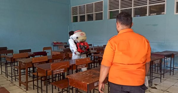 Jelang Tahun Ajaran Baru 2022/2023, BPBD Lakukan Penyemprotan Disinfektan di Sekolah