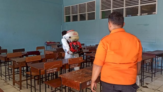 Jelang Tahun Ajaran Baru 2022/2023, BPBD Lakukan Penyemprotan Disinfektan di Sekolah