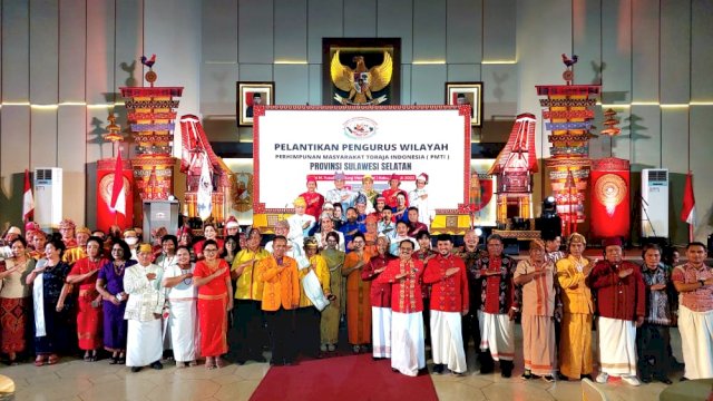 Mengenakan pakaian adat Toraja, Ketua DPRD Makassar Rudianto Lallo foto bersama dengan pengurus PMTI Sulsel yang baru saja dilantik, di Gedung Manunggal, Rabu (6/7).