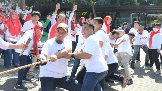 Pegawai Bapenda Makassar ikut lomba tarik tambang di Halaman Kantor Bapenda Makassar, Jalan Urip Sumoharjo, Jumat (19/8).