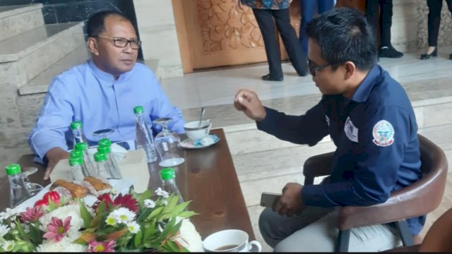 Wali Kota Makassar Moh Ramdhan Pomanto (kiri) bersama Ketua FONI Sulsel Afandi (kanan) berbincang di Amirullah, Jumat (19/8).