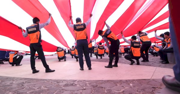 Seribu Personel Gabungan Bentangkan 5 Kilometer Bendera Merah Putih