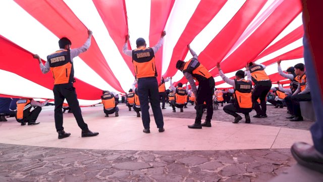Seribu Personel Gabungan Bentangkan 5 Kilometer Bendera Merah Putih