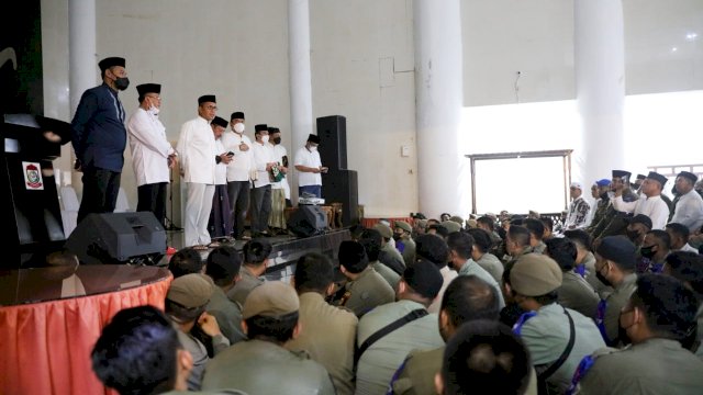 Wali Kota Makassar Moh Ramdhan Pomanto bersama personel Satpol PP Makassar 