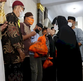 Usai Salat Subuh Berjamaah, Fatmawati Rusdi Bagikan 550 Paket Sembako di Biringkanaya