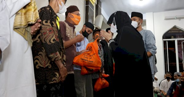 Usai Salat Subuh Berjamaah, Fatmawati Rusdi Bagikan 550 Paket Sembako di Biringkanaya