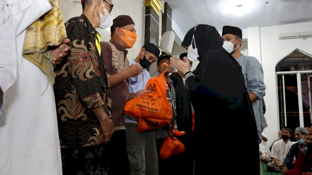 Usai Salat Subuh Berjamaah, Fatmawati Rusdi Bagikan 550 Paket Sembako di Biringkanaya