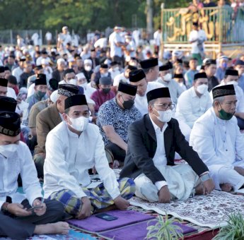 Danny Salat Idul Fitri 1443 Hijriah Bersama Warga Kota Makassar di Lapangan Karebosi