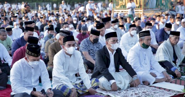 Danny Salat Idul Fitri 1443 Hijriah Bersama Warga Kota Makassar di Lapangan Karebosi