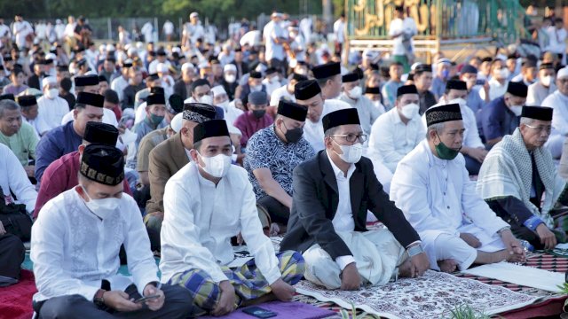 Danny Salat Idul Fitri 1443 Hijriah Bersama Warga Kota Makassar di Lapangan Karebosi