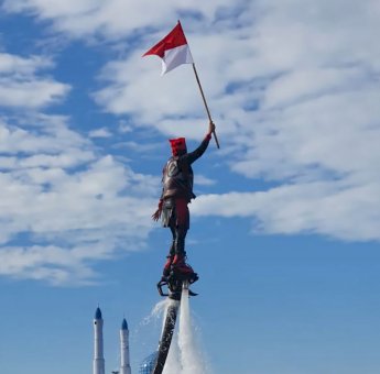 Atlet Flyboard Binaan Dispora Sukses Kibarkan Bendera Merah Putih di Laut Losari
