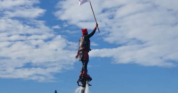 Atlet Flyboard Binaan Dispora Sukses Kibarkan Bendera Merah Putih di Laut Losari