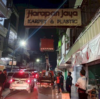 Abaikan SK Wali Kota, Bapenda Tertibkan Reklame di Dua Titik