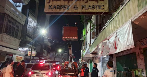 Abaikan SK Wali Kota,  Bapenda Tertibkan Reklame di Dua Titik