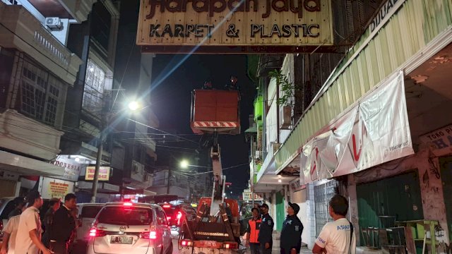 Abaikan SK Wali Kota, Bapenda Tertibkan Reklame di Dua Titik