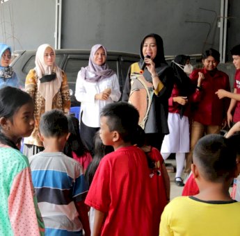 Lewat Trauma Healing, Fatmawati Rusdi Hibur Anak-Anak Korban Kebakaran di Rappokalling