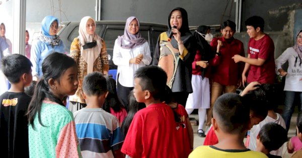 Lewat Trauma Healing, Fatmawati Rusdi Hibur Anak-Anak Korban Kebakaran di Rappokalling