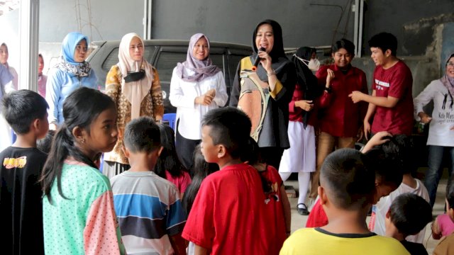 Lewat Trauma Healing, Fatmawati Rusdi Hibur Anak-Anak Korban Kebakaran di Rappokalling