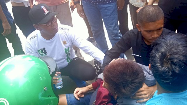 Aksi Spontan Danny Pomanto Bantu Korban Kecelakaan di Jalan Arief Rate