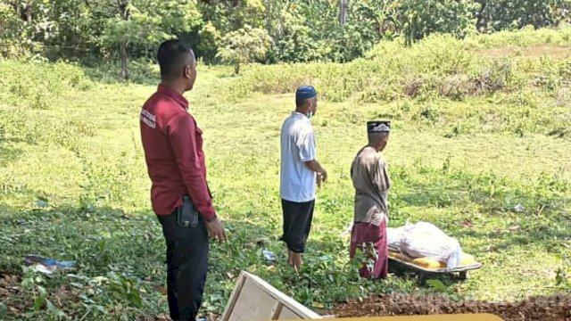 Kepedulian Dinsos Kuburkan Orang Terlantar di TPU Sudiang