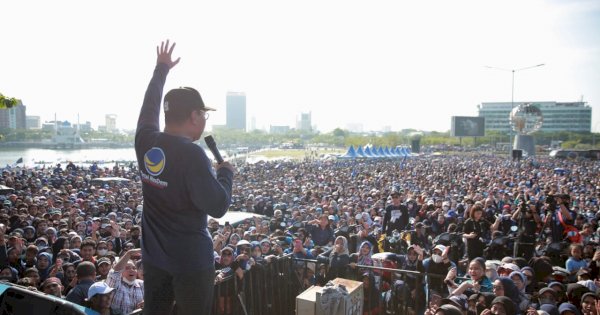 Hadiri Jalan Sehat Restorasi Partai NasDem, Danny Pomanto Sumbang Satu Unit Mobil