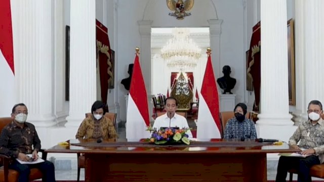 Presiden Jokowi bersama menteri terkait mengumumkan perihal pengalihan subsidi BBM, Sabtu (3/9).