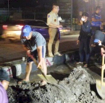 Beni Iskandar Pantau Pengerjaan Pipa Bocor di Jalan Sultan Alauddin