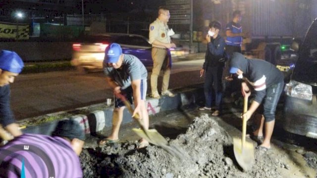 Beni Iskandar Pantau Pengerjaan Pipa Bocor di Jalan Sultan Alauddin, Jumat (10/6) dinihari.