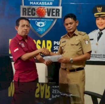 Ibrahim Serahkan Sumbangan Perampungan Mesjid Terapung