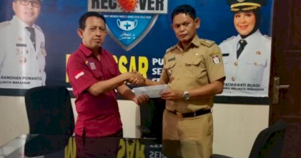 Ibrahim Serahkan Sumbangan Perampungan Mesjid Terapung